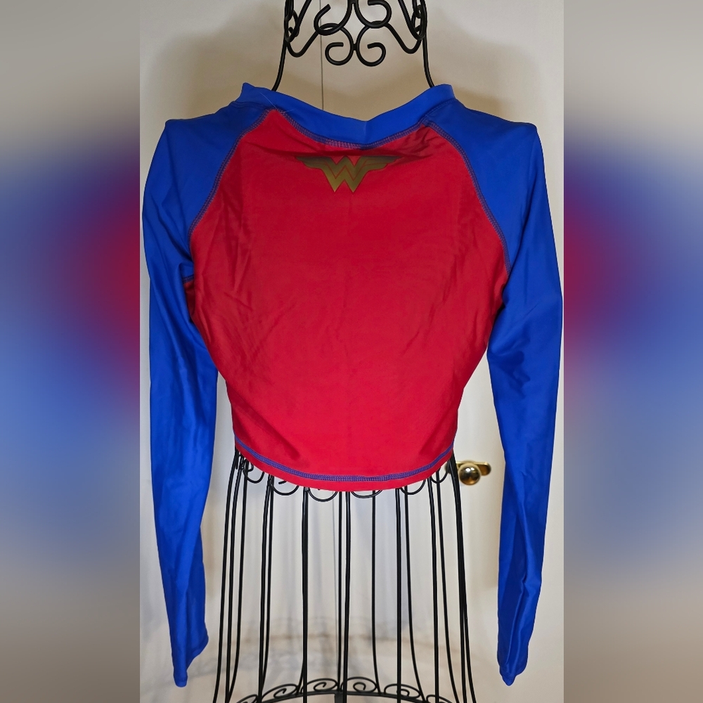 DC Comics Wonder Women Rash Guard - Picture 2 of 5